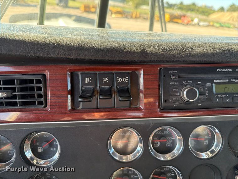 image for item FB8985 2007 Kenworth W900 semi truck