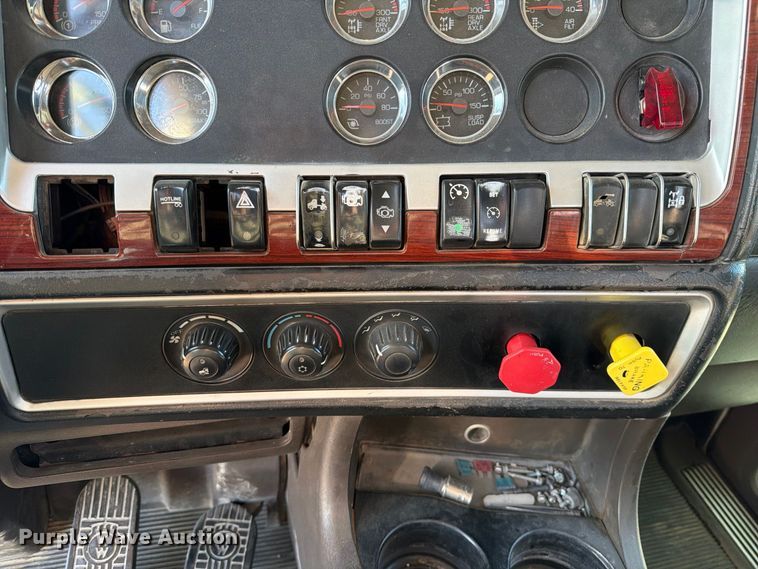 image for item FB8985 2007 Kenworth W900 semi truck
