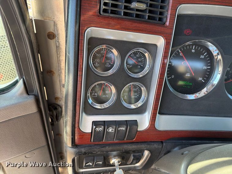 image for item FB8985 2007 Kenworth W900 semi truck