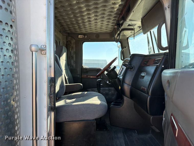 image for item FB8985 2007 Kenworth W900 semi truck