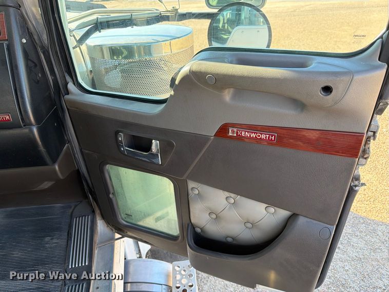 image for item FB8985 2007 Kenworth W900 semi truck
