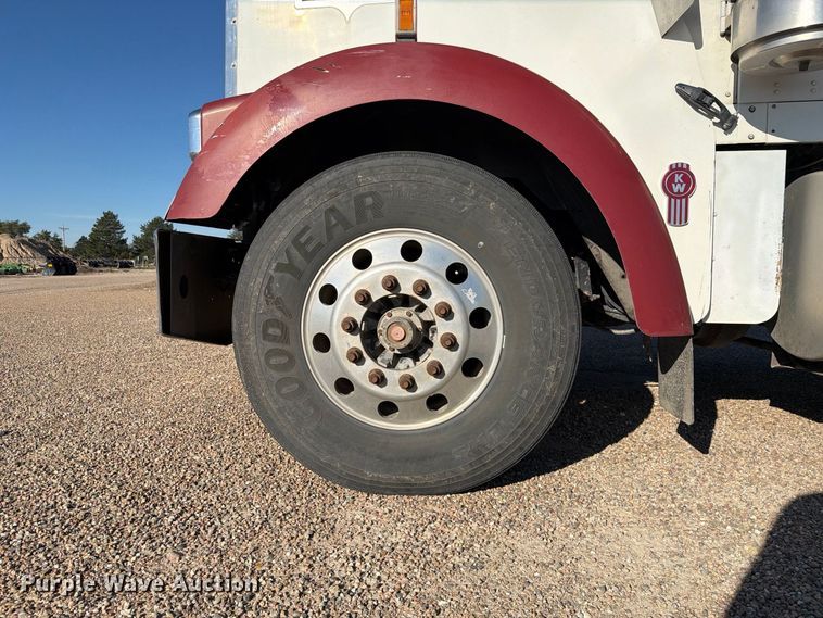 image for item FB8985 2007 Kenworth W900 semi truck