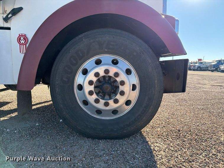 image for item FB8985 2007 Kenworth W900 semi truck
