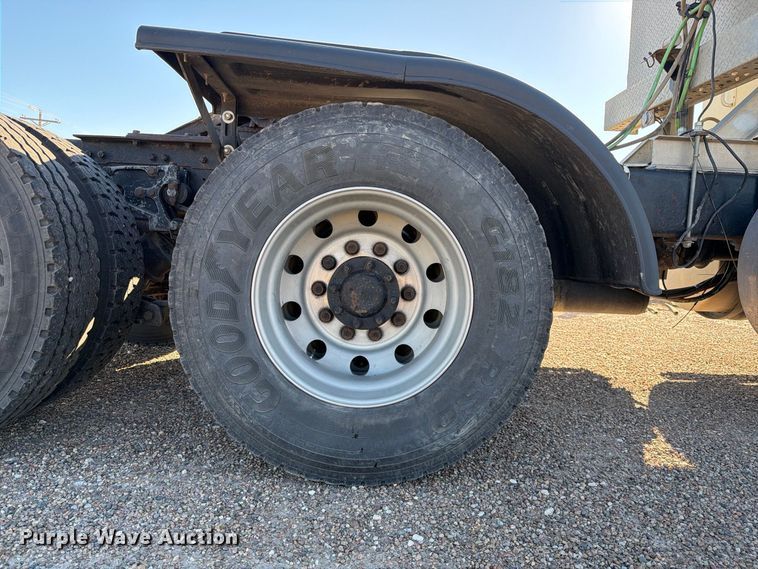 image for item FB8985 2007 Kenworth W900 semi truck