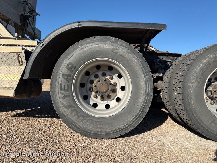 image for item FB8985 2007 Kenworth W900 semi truck