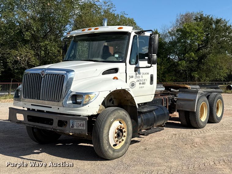 image for item FC4070 2004 International 7600 semi truck