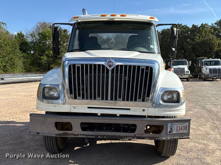 image for item FC4070 2004 International 7600 semi truck