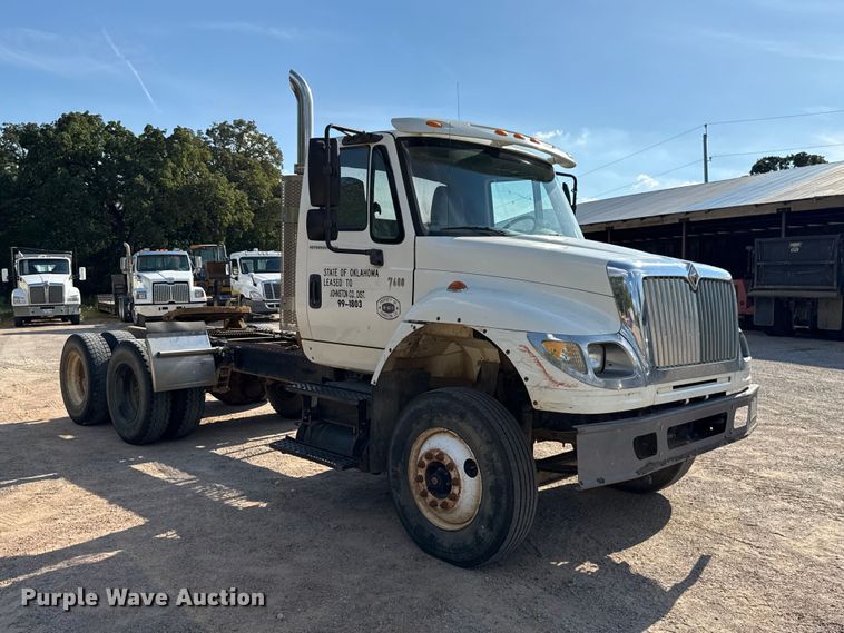 image for item FC4070 2004 International 7600 semi truck