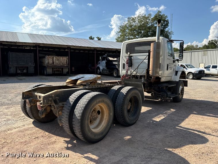 image for item FC4070 2004 International 7600 semi truck