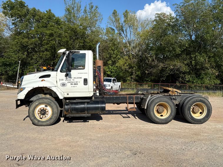 image for item FC4070 2004 International 7600 semi truck