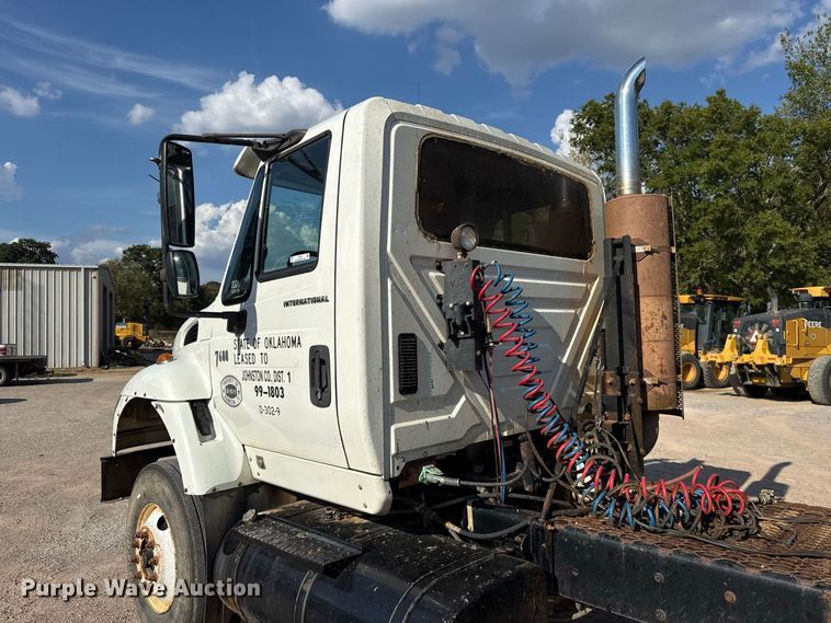 image for item FC4070 2004 International 7600 semi truck