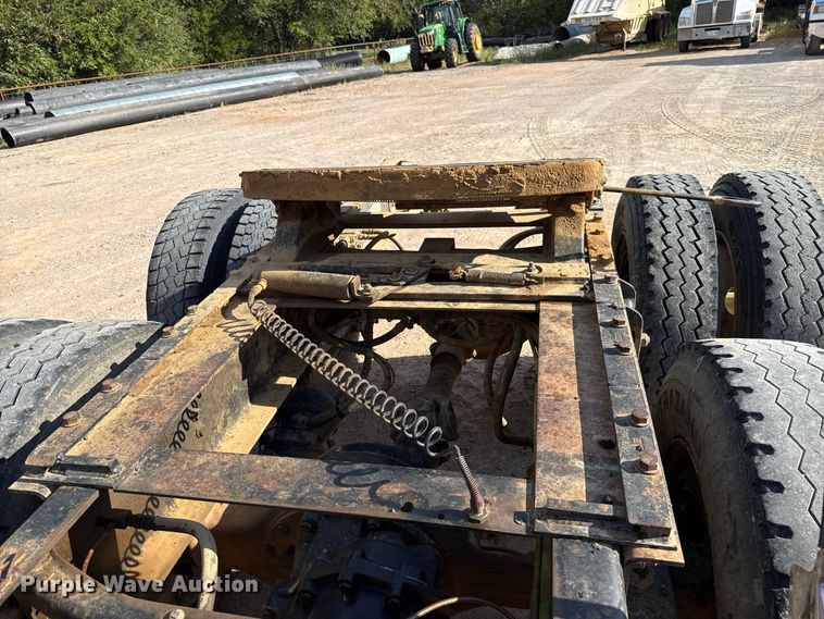 image for item FC4070 2004 International 7600 semi truck
