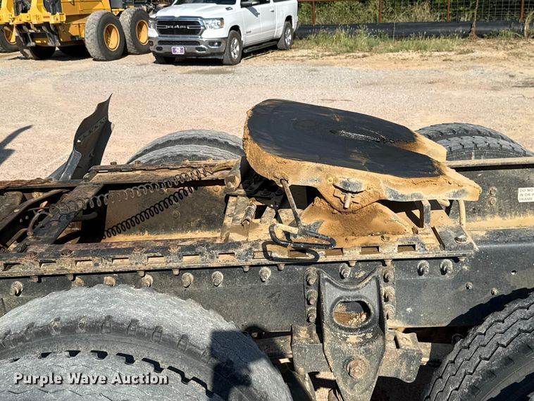 image for item FC4070 2004 International 7600 semi truck