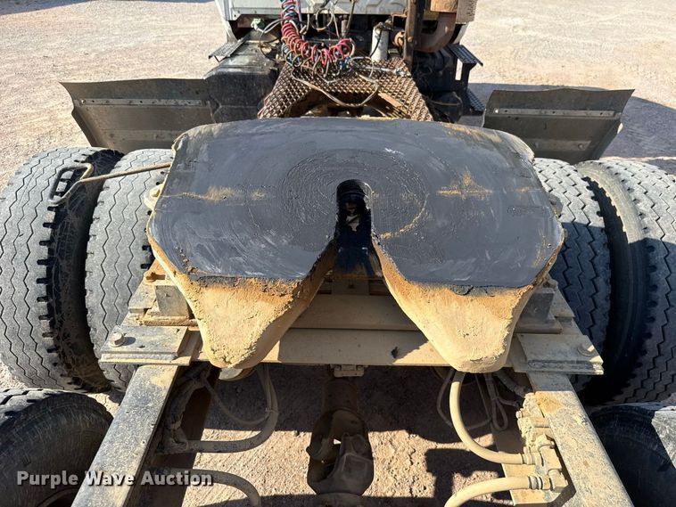 image for item FC4070 2004 International 7600 semi truck