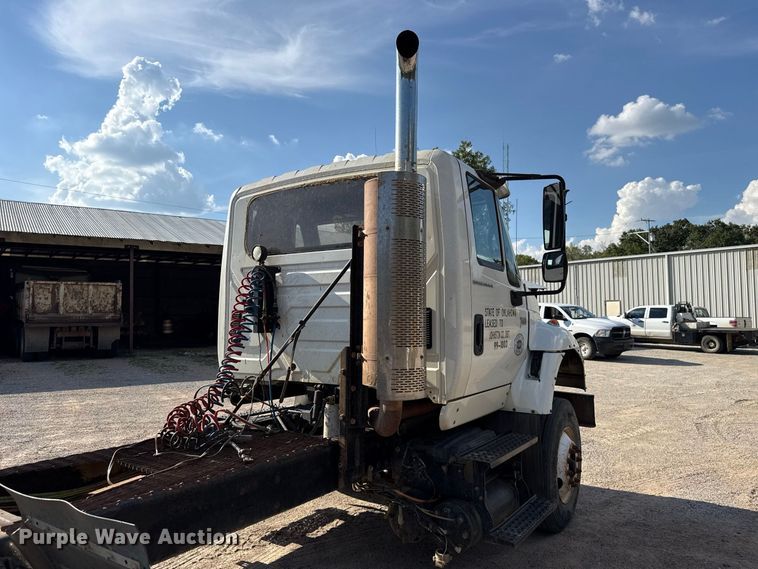 image for item FC4070 2004 International 7600 semi truck