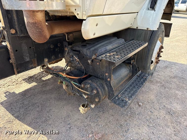 image for item FC4070 2004 International 7600 semi truck