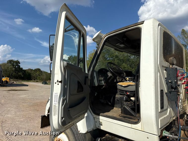 image for item FC4070 2004 International 7600 semi truck