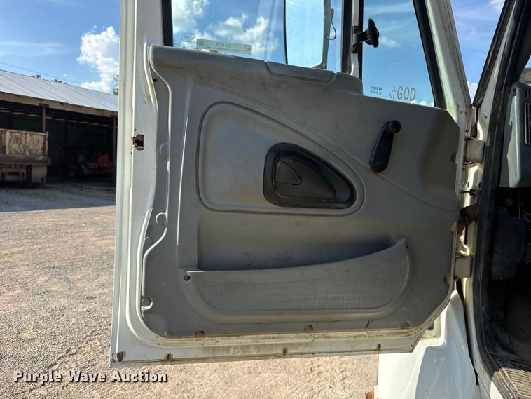 image for item FC4070 2004 International 7600 semi truck
