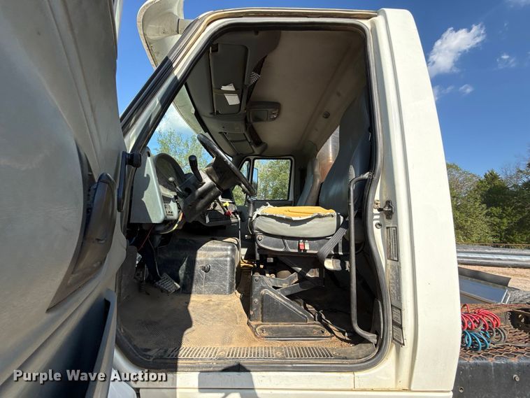 image for item FC4070 2004 International 7600 semi truck