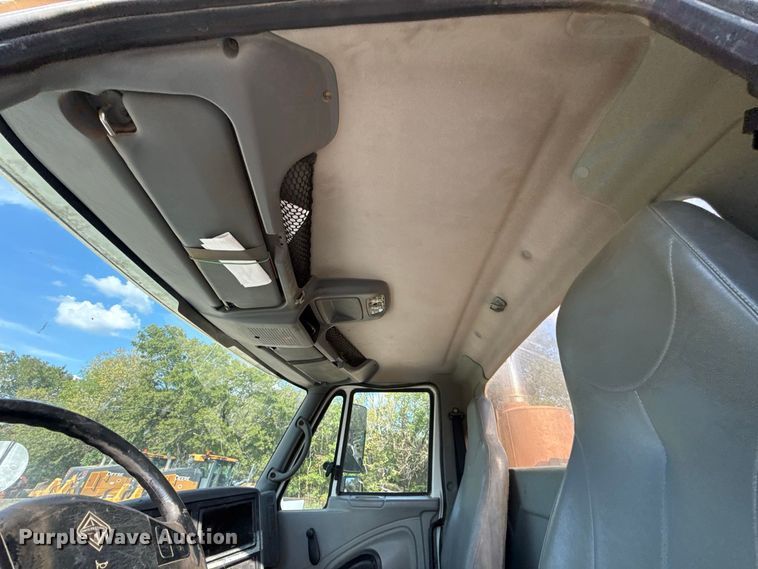 image for item FC4070 2004 International 7600 semi truck