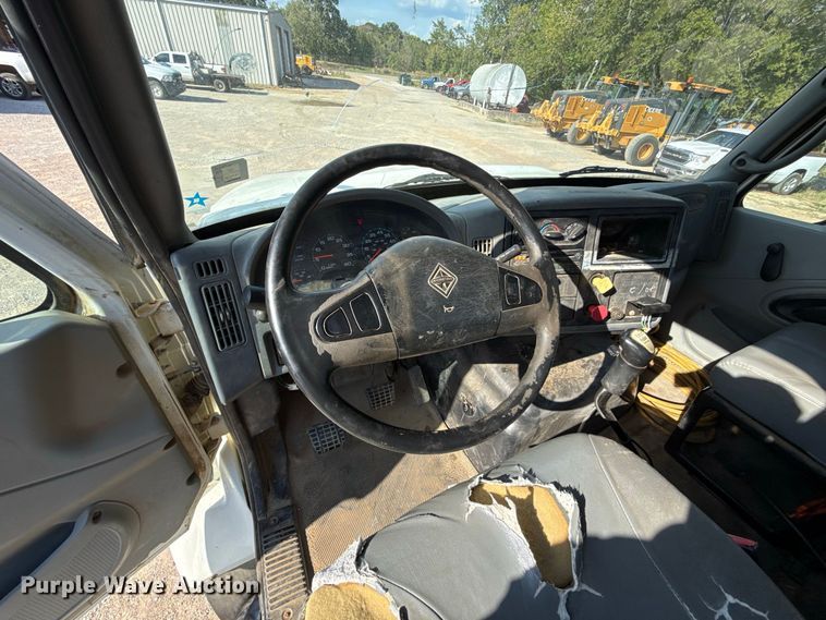 image for item FC4070 2004 International 7600 semi truck