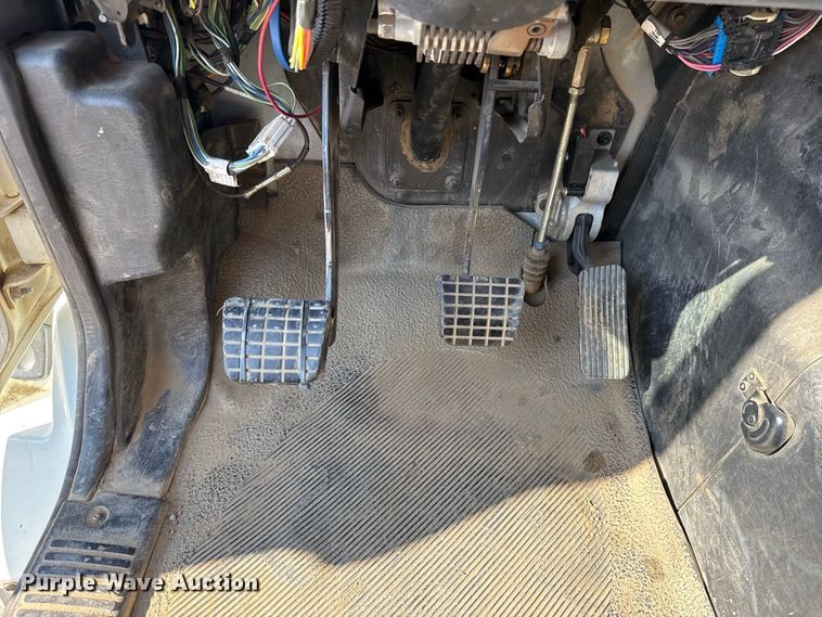 image for item FC4070 2004 International 7600 semi truck