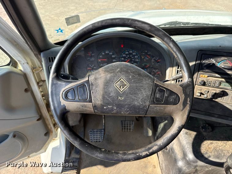 image for item FC4070 2004 International 7600 semi truck