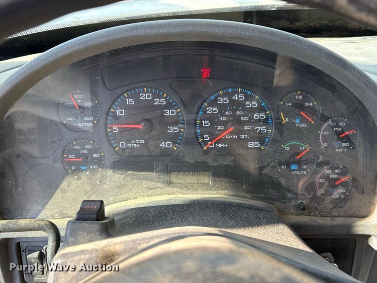 image for item FC4070 2004 International 7600 semi truck