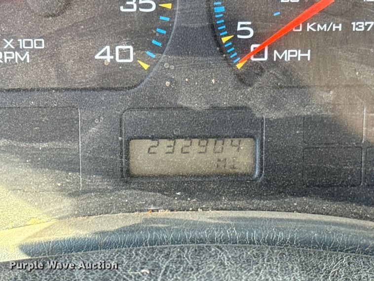 image for item FC4070 2004 International 7600 semi truck