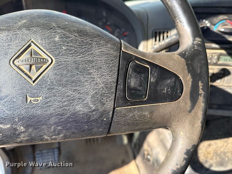 image for item FC4070 2004 International 7600 semi truck