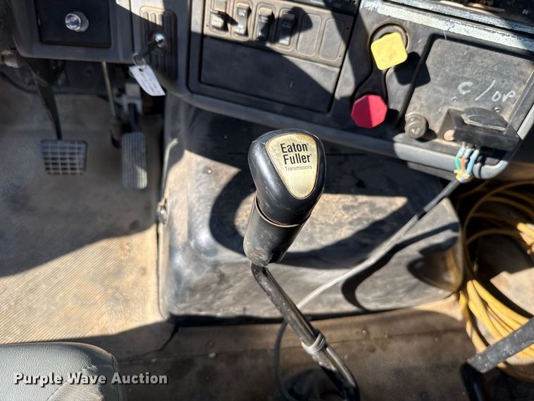 image for item FC4070 2004 International 7600 semi truck