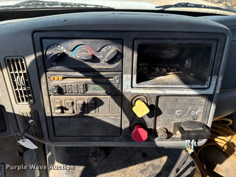 image for item FC4070 2004 International 7600 semi truck
