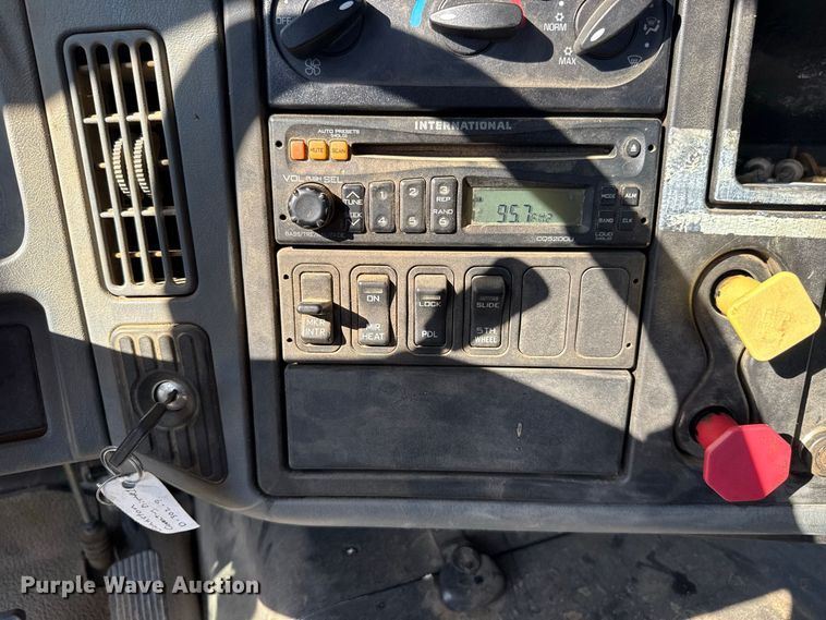 image for item FC4070 2004 International 7600 semi truck
