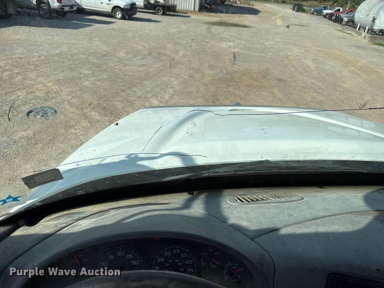 image for item FC4070 2004 International 7600 semi truck