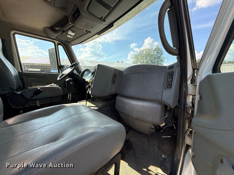image for item FC4070 2004 International 7600 semi truck