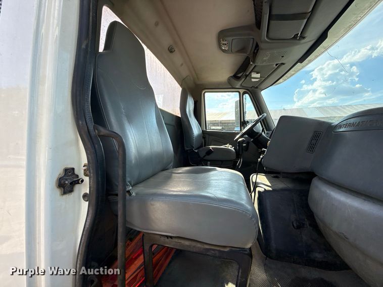 image for item FC4070 2004 International 7600 semi truck