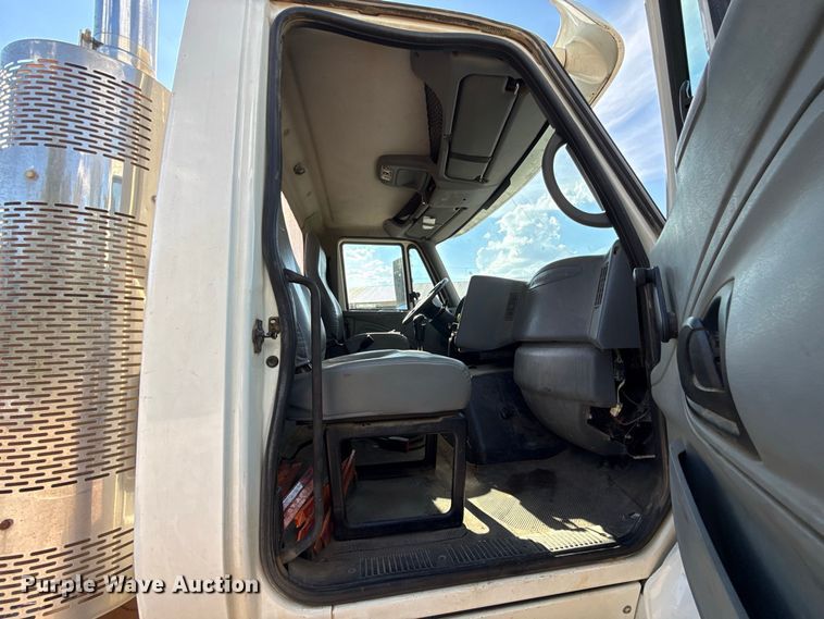 image for item FC4070 2004 International 7600 semi truck