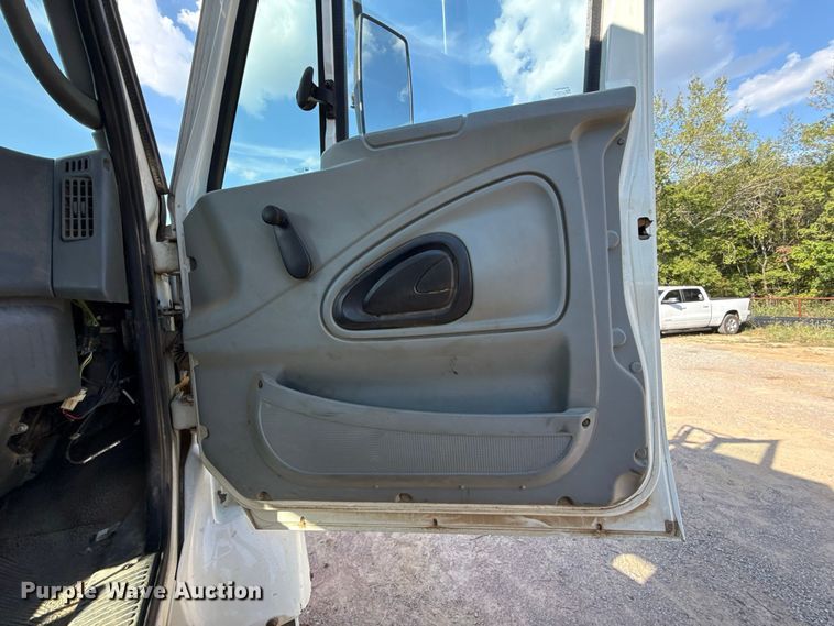 image for item FC4070 2004 International 7600 semi truck