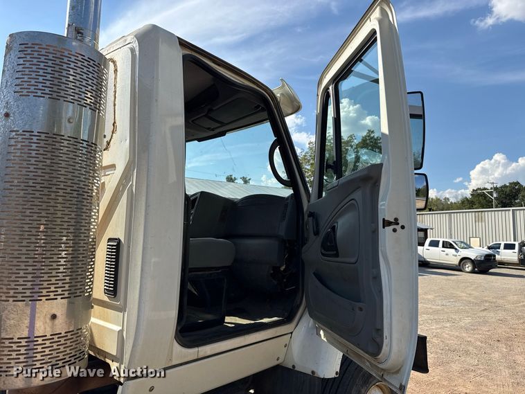 image for item FC4070 2004 International 7600 semi truck
