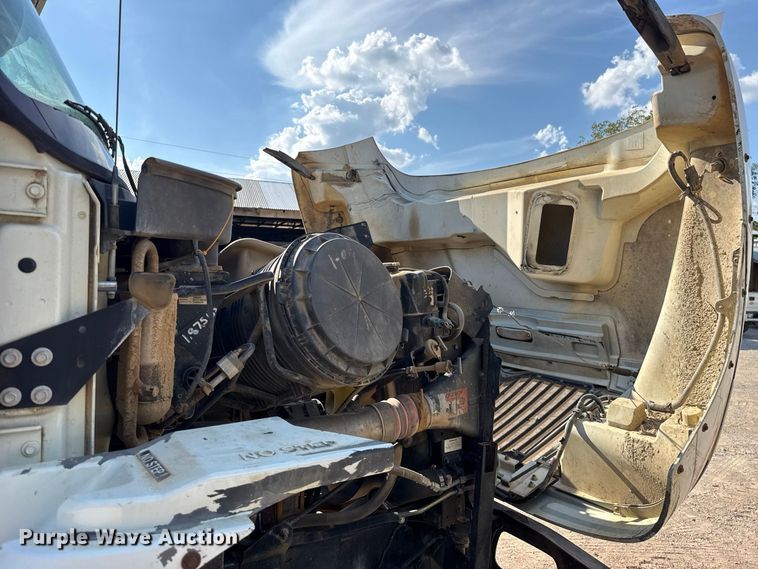 image for item FC4070 2004 International 7600 semi truck