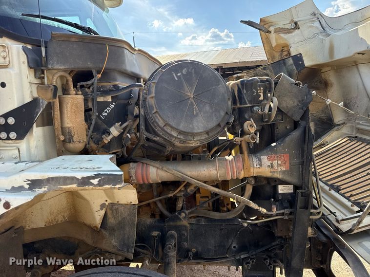 image for item FC4070 2004 International 7600 semi truck