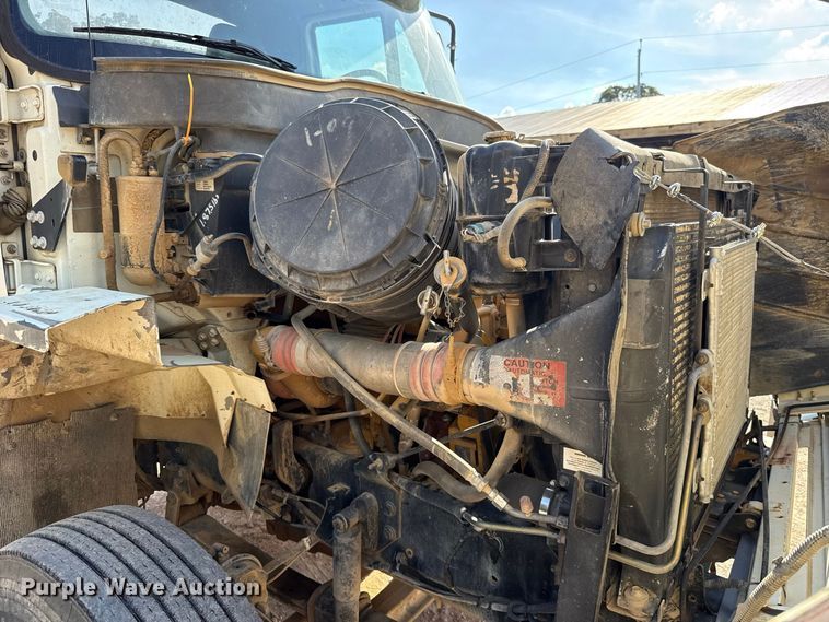 image for item FC4070 2004 International 7600 semi truck