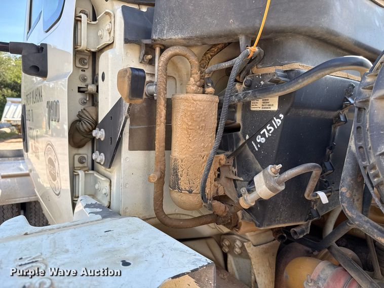 image for item FC4070 2004 International 7600 semi truck