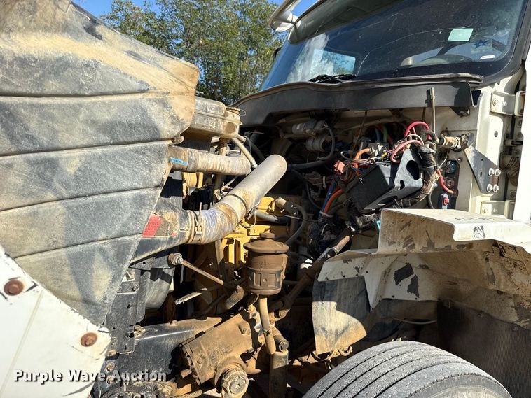 image for item FC4070 2004 International 7600 semi truck