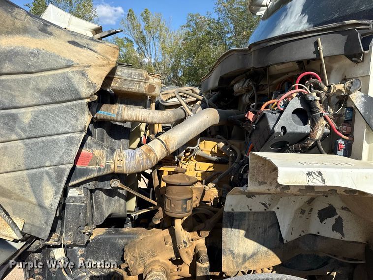 image for item FC4070 2004 International 7600 semi truck
