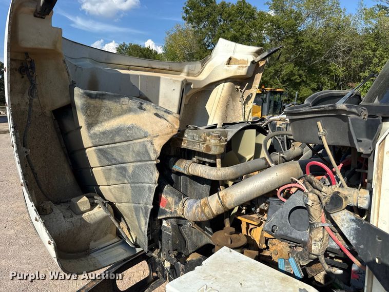 image for item FC4070 2004 International 7600 semi truck