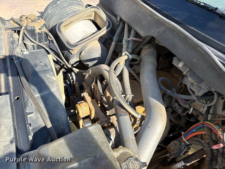 image for item FC4070 2004 International 7600 semi truck