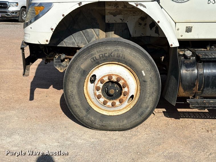 image for item FC4070 2004 International 7600 semi truck