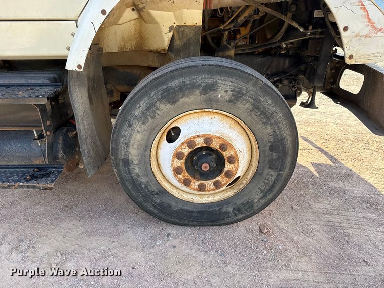 image for item FC4070 2004 International 7600 semi truck