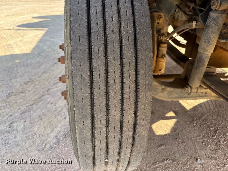 image for item FC4070 2004 International 7600 semi truck